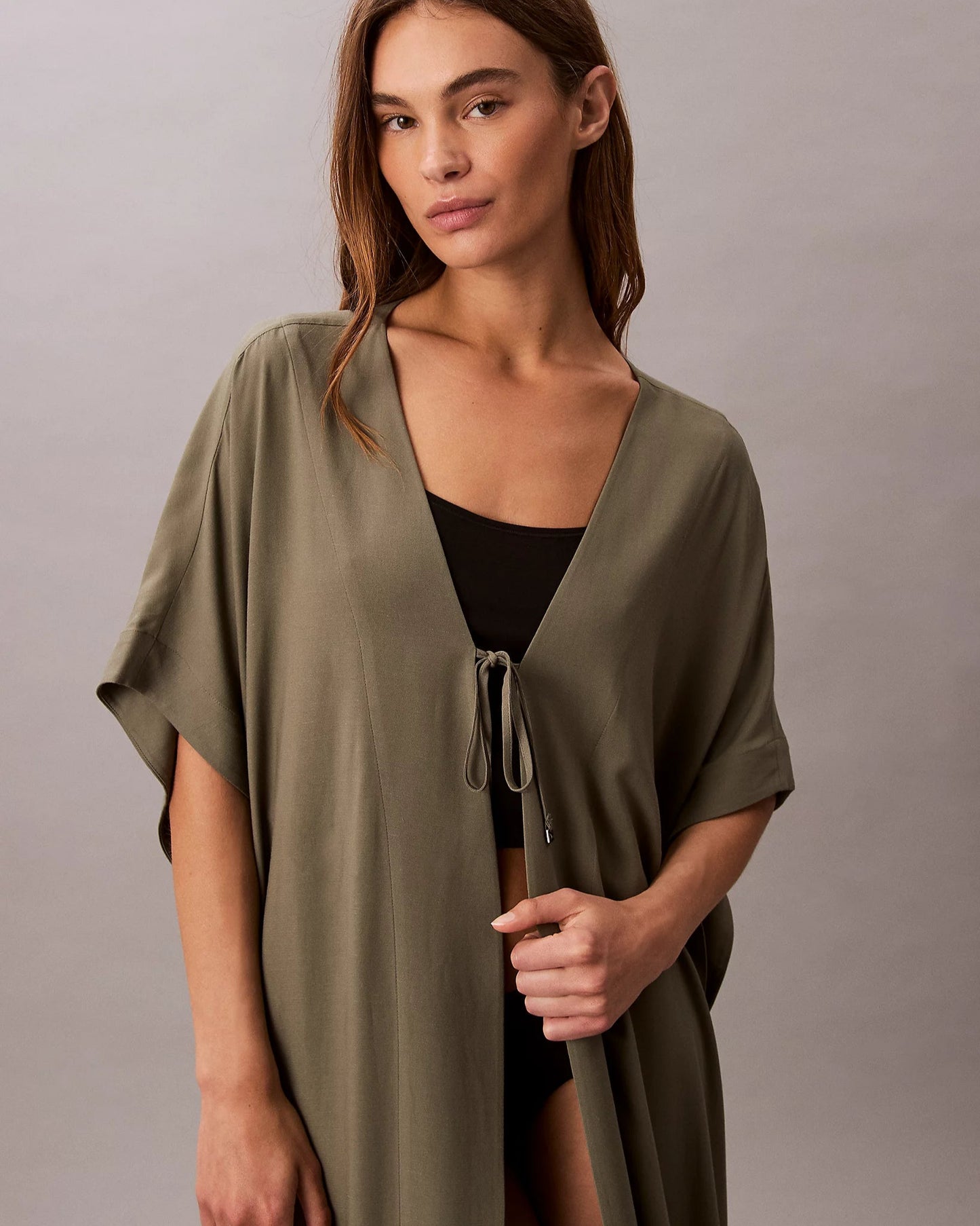 Kaftan kimono Calvin Klein swimwear dusty olive viskose lin, norge frilin