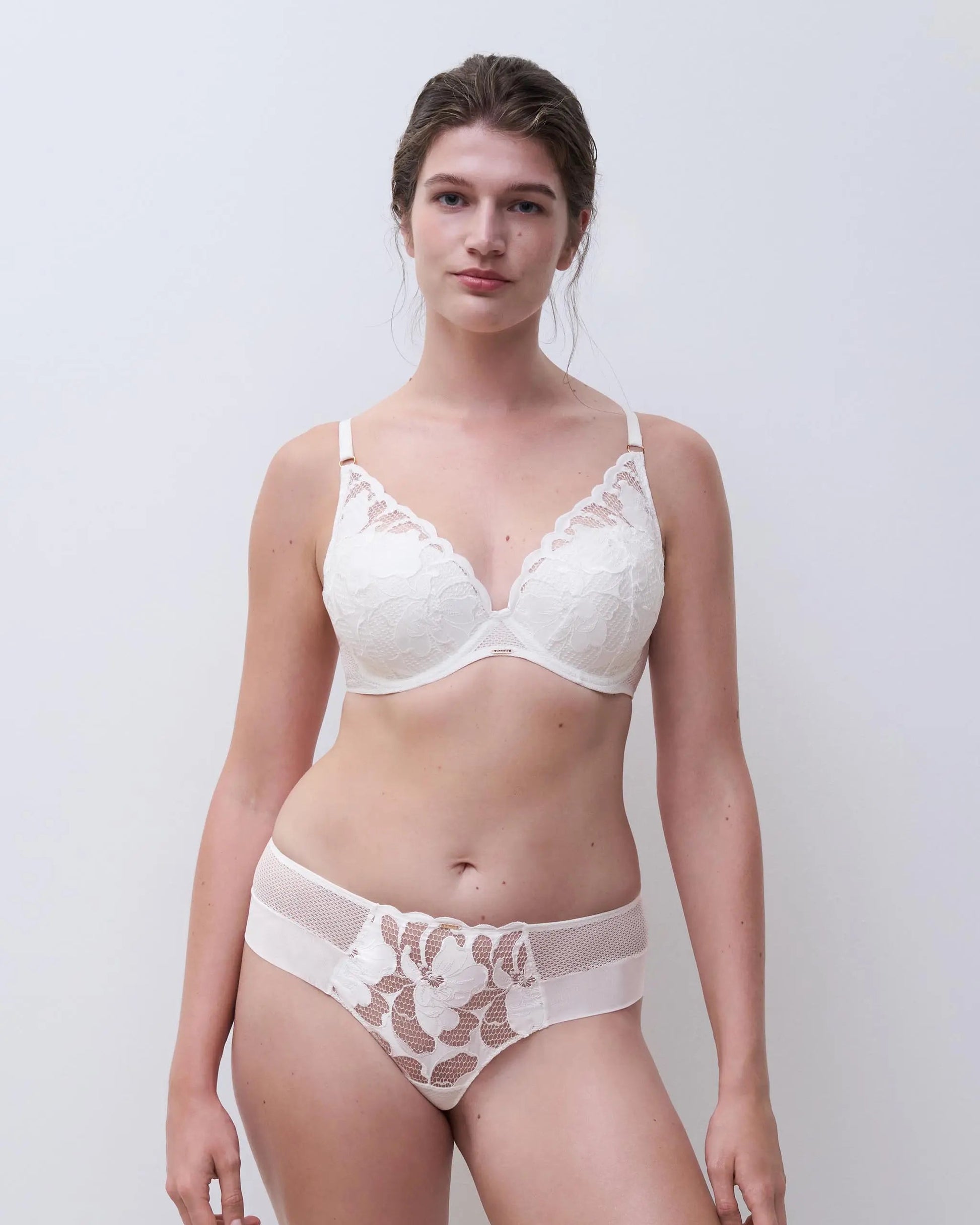 BH hvit plunge Chantelle Fleurs satin milk white vattert blonde black, hvitt undertøy dame norge